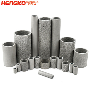 如果您對燒結(jié)不銹鋼濾管筒有任何疑問，您會在這里找到答案。  一、什么是燒結(jié)不銹鋼濾管筒？    是通過加熱或加壓的燒結(jié)工藝制成的特殊金屬管。根據(jù)您需要的金屬類型，可以選擇燒結(jié)不銹鋼金屬管、燒結(jié)銅金屬管或燒結(jié)青銅金屬管。  二、燒結(jié)金屬管有哪些用途？ 1.食品和飲料行業(yè)：防止食物營養(yǎng)成分被沖走，還可以過濾掉污染物。 2.水力發(fā)電廠為您工廠的渦輪機(jī)提供動力。保持電力循環(huán)生產(chǎn)。 3.天然氣生產(chǎn)廠可以捕獲氣體中的小污染物。 4.化學(xué)加工工業(yè)過濾掉有害污染物，提高化學(xué)產(chǎn)品的效率。 5.石油工業(yè)消除污染物來提高石油產(chǎn)品的純度。 6.醫(yī)藥行業(yè)去除藥品中的污染物，并提高藥用價(jià)值     三、燒結(jié)金屬管的優(yōu)點(diǎn)是什么？ 1.材料堅(jiān)固形狀靈活    2.良好的滲透性     3.多種孔隙分布 4.性能穩(wěn)定可以應(yīng)對來自各種流體的高壓而不會變形。  5.機(jī)械強(qiáng)度高可以在高溫高壓等極其惡劣的環(huán)境中使用。 6.可以調(diào)整孔的大小    7.耐腐蝕和熱沖擊   8.設(shè)備易于清潔，無需長時(shí)間關(guān)機(jī)。  四、選擇燒結(jié)金屬管時(shí)要注意以下幾點(diǎn)：  優(yōu)質(zhì)材料、溫度范圍、微米變化、耐腐蝕、納污能力、機(jī)械強(qiáng)度 需要的高強(qiáng)度（恒歌316不銹鋼濾管正反向流動中提供相同的強(qiáng)度）      燒結(jié)金屬管的工作原理  五、什么材料可以制造燒結(jié)金屬管？ 1.燒結(jié)不銹鋼：高機(jī)械強(qiáng)度耐腐蝕，在高壓高溫中高效運(yùn)行不會損壞；  2.銅粉末燒結(jié)管屬不銹鋼替代品，耐腐蝕且經(jīng)濟(jì)實(shí)惠，但耐溫和強(qiáng)度較差；  3.鎳合金，適用于極端工作條件的燒結(jié)金屬管。     注：燒結(jié)、固化、退火有以下幾個(gè)方面的比較：  1.燒結(jié)：這是一種熱處理方法，會使粉末狀物質(zhì)形成整體材料，利用粉末中單個(gè)粒子之間發(fā)生的擴(kuò)散。可以固態(tài)和液態(tài)下發(fā)生。     金屬粉末  2.養(yǎng)護(hù)：是用來加速化學(xué)反應(yīng)的技術(shù)，適用于高分子及高分子材料復(fù)合。當(dāng)熱固性聚合物在室溫下無法在合理時(shí)間內(nèi)固化時(shí)，您將使用固化爐應(yīng)用高溫來實(shí)現(xiàn)固化過程。  （例如，當(dāng)您將預(yù)浸碳纖維覆蓋在模具上時(shí)可以固化它，使它保持模具的形狀，單體會在固化溫度下迅速反應(yīng)，從而形成熱固性聚合物，使預(yù)浸墊物質(zhì)變硬。）  3.退火：是一種熱處理技術(shù)，用于使用非常高的溫度來減輕物質(zhì)的應(yīng)力，降低處理物質(zhì)中原子間鍵內(nèi)的內(nèi)應(yīng)力和整體彈性能。此外，它是指金屬熱處理、高性能聚合物和陶瓷玻璃的術(shù)語。  （例如，您可以將冷軋鋼坯退火，制成另一種產(chǎn)品，當(dāng)內(nèi)部應(yīng)力不推薦時(shí)，例如在進(jìn)行機(jī)加工之前，您可使用此過程，機(jī)械加工通過去除材料來改變內(nèi)應(yīng)力的分布。     六、有哪些類型的燒結(jié)金屬管： 1.燒結(jié)多孔金屬管金屬管上的孔有助于過濾過程，運(yùn)營成本低，但由于表面積小效率較低。     2.褶皺燒結(jié)金屬管表面積大于多孔金屬管，過濾效率高，但成本也高。     七、能清洗燒結(jié)金屬管嗎？ 建議定期清潔設(shè)備上累積的污染物提高效率，確保其經(jīng)久耐用并發(fā)揮最佳性能，延長使用壽命。  在 Hengko我們將幫助您獲得合適的燒結(jié)不銹鋼濾管筒以滿足獨(dú)特的應(yīng)用要求。您有任何疑問，請隨時(shí)聯(lián)系我們的團(tuán)隊(duì)。www.haili-foundry.cn